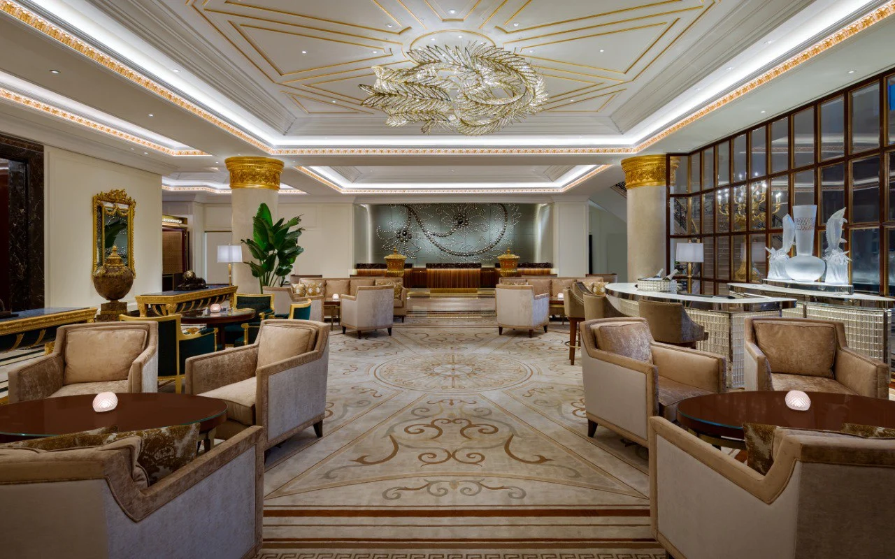 Elegancka strefa rozrywki i lounge w MaplePepperLane
